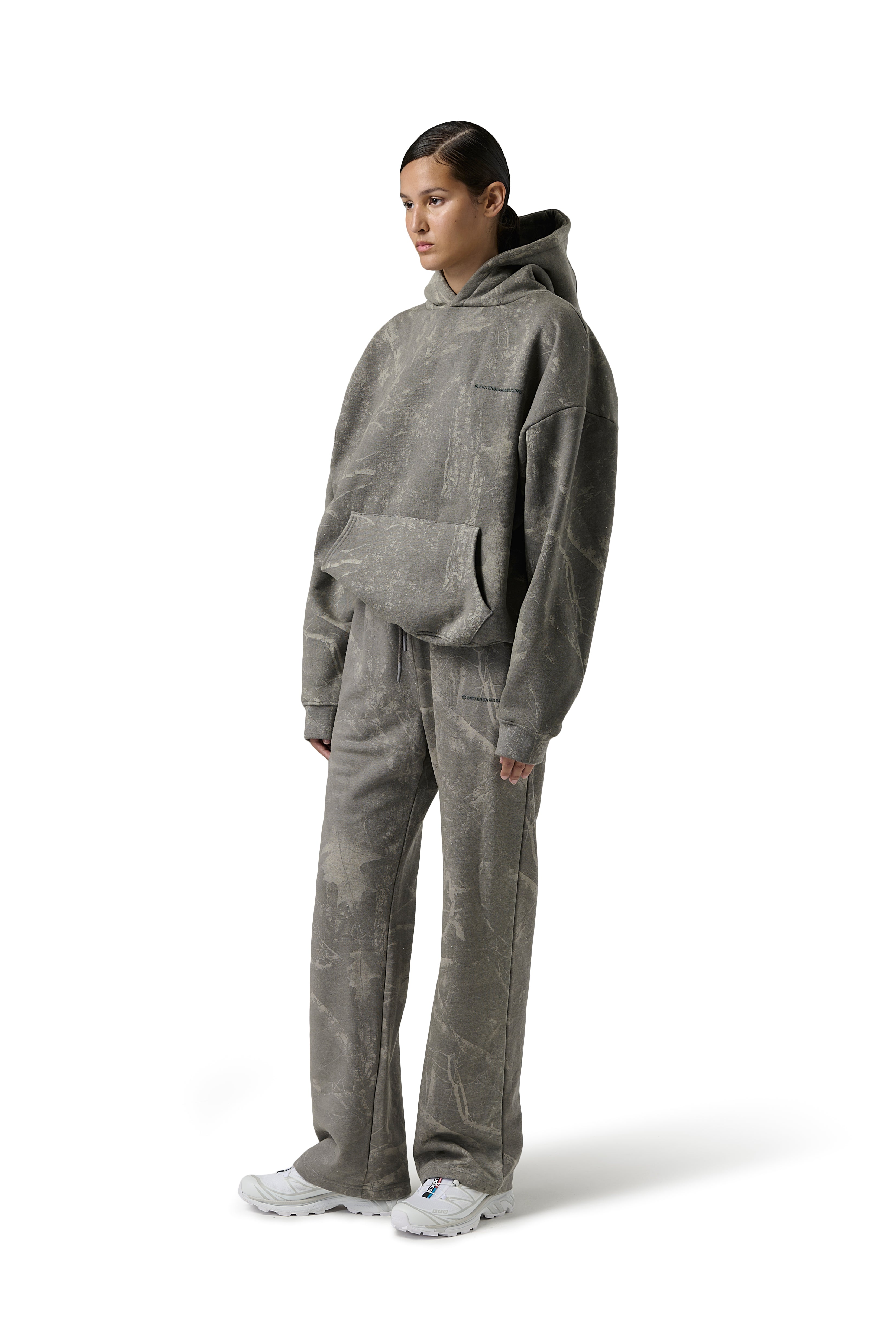 Model Scarlett is 5'8" and wears a size S.